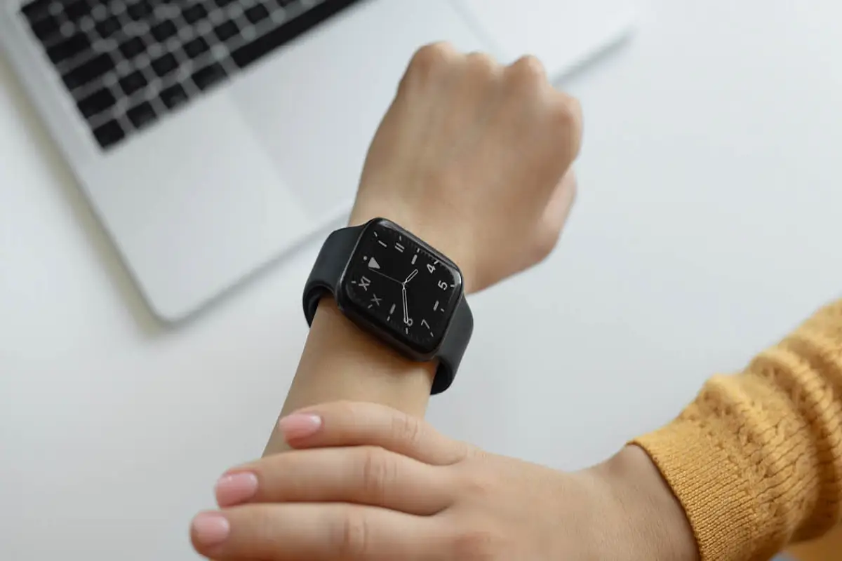 چرا ساعت مچی عقب میفتد