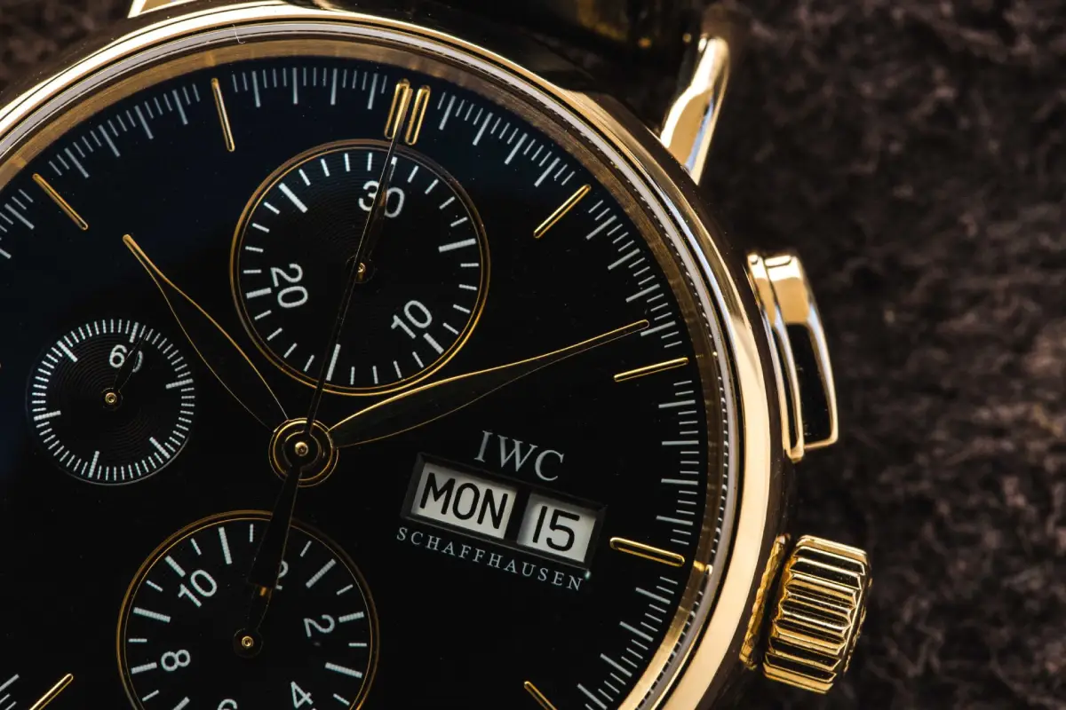 علائم روی ساعت مچی چه هستند